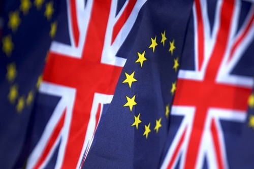 British voters hesitate about staying or leaving the EU - ảnh 1